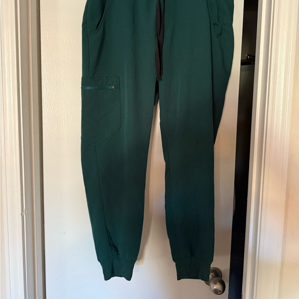 Figs: Women’s scrub joggers - Picture 2 of 4